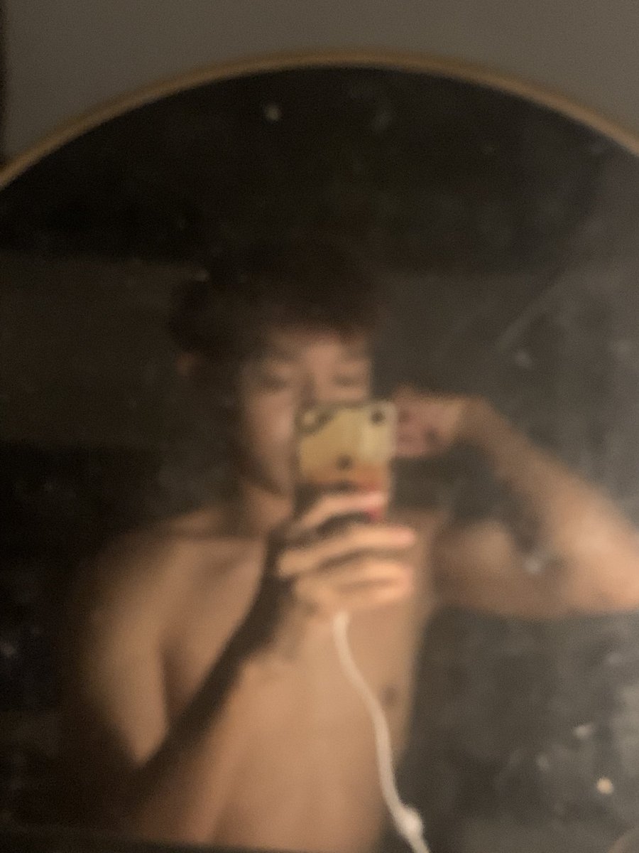 y2k_dylanzz's tweet photo. Blurry camera https://t.co/OlCsj47F0k