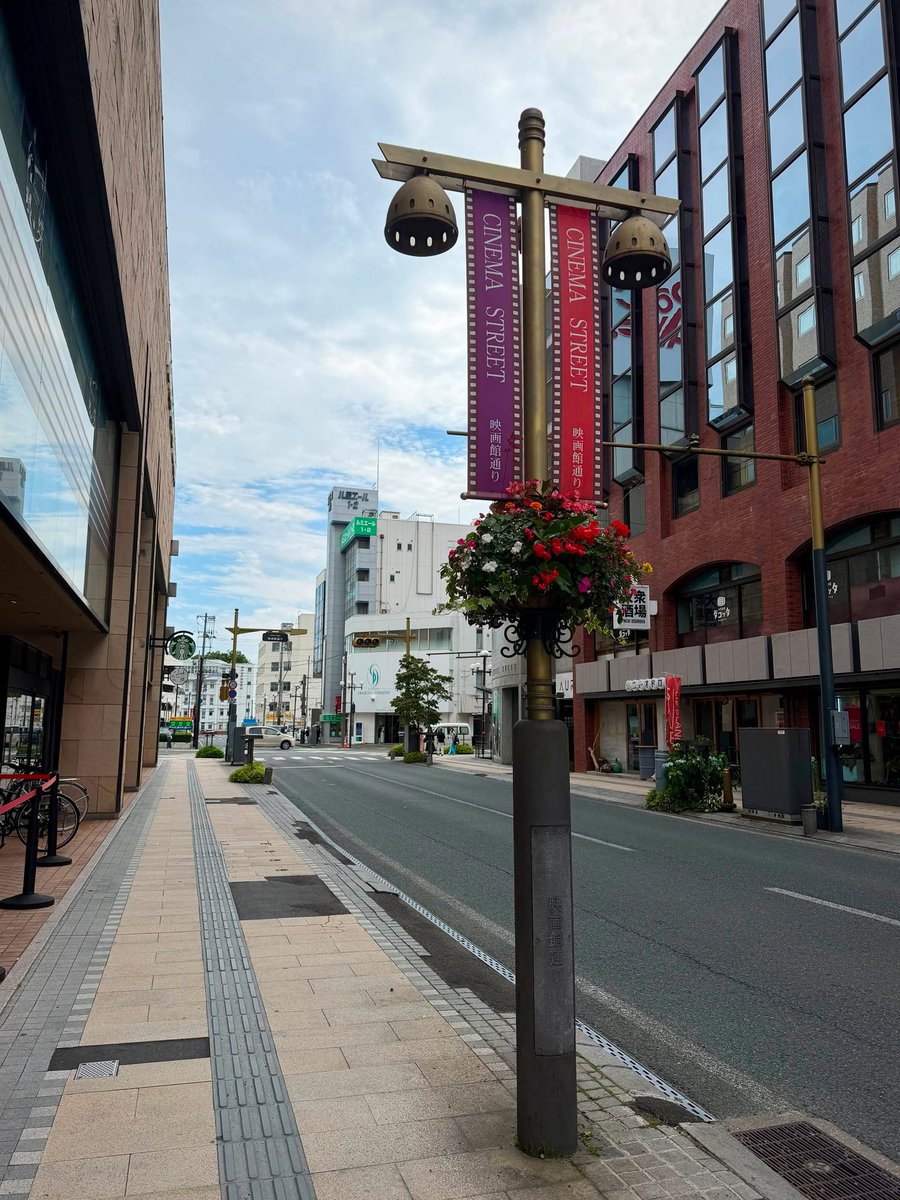 iwachu_staff's tweet photo. 盛岡の中心街にある「映画館通り」

かつて多くの映画館が立ち並び、現在も映画文化が色濃く残り、盛岡が〝映画の街〟と呼ばれる所以となった象徴的なエリアです。

そちらを紹介しているこの街灯、実は岩鋳が製造をさせていただきました。

盛岡の映画文化と共に、街を灯します。

#岩鋳 #iwachu 
#南部鉄器 #盛岡 
#実は岩鋳