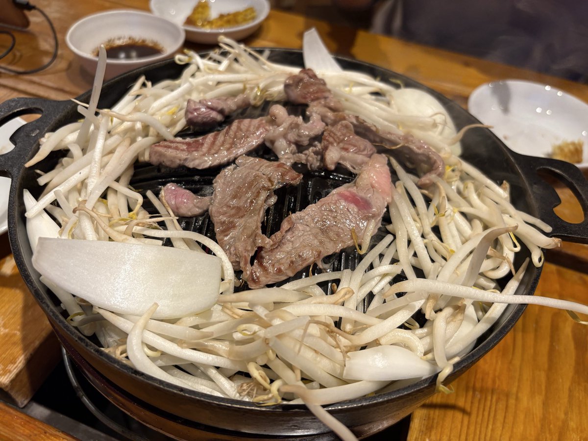 silk_hit's tweet photo. しばらく何も書き込んでなかったのだけど、毎年恒例のウニを食べに積丹へ。夜はニセコでジンギスカン。北海道にずっと住んでるけどラムタンは初めて。かなりの美味しさ！牛タン、豚タンより好きかも？ https://t.co/FoMI7GVW6U