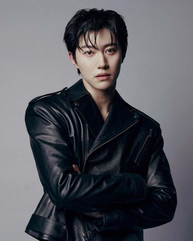 infodrakor_id's tweet photo. Kwak Dong Yeon gak ekspek syuting The East Palace bakalan sesusah itu, bahkan butuh waktu 4 jam pakai makeup efek khusus sampai susah berekspresi pas jadi akgwi

Kwak Dong Yeon cerita kalo karakternya sebagai Putra Mahkota sengaja dirahasiakan sampai hari H karena keberadaannya sendiri udah jadi spoiler. 

"Pas mau rilis aku terus diingetin jangan sampai bocor. Fans juga banyak yang nanya aku lagi syuting apa, tapi sama sekali nggak bisa aku jawab. Sekarang dramanya udah rilis, rasanya lega banget akhirnya bisa cerita."

Meski cuma tampil di beberapa bagian, ternyata perjuangannya nggak main main. Dia harus syuting adegan aksi sambil pakai makeup efek khusus yang super ribet. "Aku beneran nggak nyangka bakal sesusah ini. Tapi seru juga, karena banyak belajar soal syuting adegan aksi dan teknik produksi."

Kwak Dong Yeon juga bercanda soal adegannya bareng Cho Seung Woo. "Itu satu - satunya adegan di mana mukaku masih normal. Sampai sempat protes bercanda, "Udah nyewa aktor kok malah disuruh pakai makeup efek khusus terus, bukan disuruh akting'' 

Soal makeup efek khususnya, awalnya pemasangan bisa makan waktu 4 jam, lalu berkurang jadi sekitar 2 jam. Dari leher sampai wajah ditempel prostetik, ditambah harus pakai lensa kontak khusus 

"Ekspresi wajah jadi susah keluar, penglihatan juga nggak jelas. Rasanya kayak kemampuan aktingku dibatasi. Akhirnya kalau muka nggak bisa banyak berekspresi, ya aku coba menyampaikan emosi lewat gerakan tubuh"

https://t.co/0sBwRFcZz0