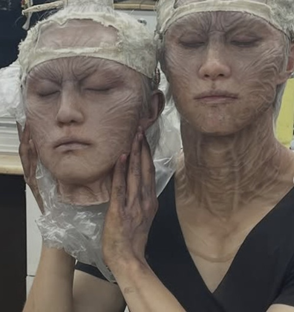 infodrakor_id's tweet photo. Kwak Dong Yeon gak ekspek syuting The East Palace bakalan sesusah itu, bahkan butuh waktu 4 jam pakai makeup efek khusus sampai susah berekspresi pas jadi akgwi

Kwak Dong Yeon cerita kalo karakternya sebagai Putra Mahkota sengaja dirahasiakan sampai hari H karena keberadaannya sendiri udah jadi spoiler. 

"Pas mau rilis aku terus diingetin jangan sampai bocor. Fans juga banyak yang nanya aku lagi syuting apa, tapi sama sekali nggak bisa aku jawab. Sekarang dramanya udah rilis, rasanya lega banget akhirnya bisa cerita."

Meski cuma tampil di beberapa bagian, ternyata perjuangannya nggak main main. Dia harus syuting adegan aksi sambil pakai makeup efek khusus yang super ribet. "Aku beneran nggak nyangka bakal sesusah ini. Tapi seru juga, karena banyak belajar soal syuting adegan aksi dan teknik produksi."

Kwak Dong Yeon juga bercanda soal adegannya bareng Cho Seung Woo. "Itu satu - satunya adegan di mana mukaku masih normal. Sampai sempat protes bercanda, "Udah nyewa aktor kok malah disuruh pakai makeup efek khusus terus, bukan disuruh akting'' 

Soal makeup efek khususnya, awalnya pemasangan bisa makan waktu 4 jam, lalu berkurang jadi sekitar 2 jam. Dari leher sampai wajah ditempel prostetik, ditambah harus pakai lensa kontak khusus 

"Ekspresi wajah jadi susah keluar, penglihatan juga nggak jelas. Rasanya kayak kemampuan aktingku dibatasi. Akhirnya kalau muka nggak bisa banyak berekspresi, ya aku coba menyampaikan emosi lewat gerakan tubuh"

https://t.co/0sBwRFcZz0