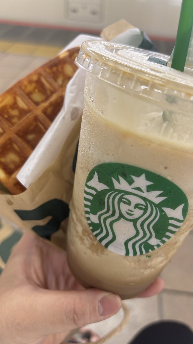 arhkr193's tweet photo. 先日のTURNSTILEカッコよすぎて、ハイスタとトロイモアを見た過ぎて。
誕生日のお祝いに貰っていたスタバチケットがあってちょうど期限が迫っていたので使わせていただきました！ https://t.co/mxUOp3QKSx