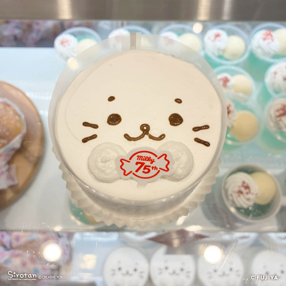 sirotan_fun's tweet photo. 🍬#ペコちゃん×#しろたん コラボPOP UPショップ本日オープン！🍰
東京駅一番街 しろたんふんわりストアと同時開催！

8/6(木)まで、東京駅一番街・東京ギフトパレットにて
「ペコちゃん×しろたん みんなでふわふわスイーツパーティー」
開催中♪

描き下ろしデザインのかわいいコラボグッズや、スイーツが勢ぞろい🍬

▼詳しくはこちら
https://t.co/Z4I1GrQrbL

ぜひ遊びに来てね♪

#しろたんとれたよ
#しろたん誕生日2026
