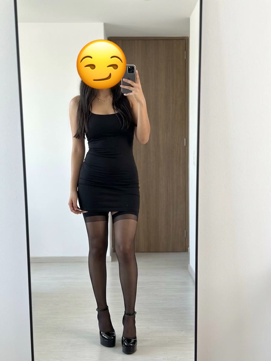 AntonYRosaliaSW's tweet photo. Este vestidito negro apenas me cubre, pero lo que realmente me encantan son estas medias transparentes y estos tacones altos que me hacen sentir como una reina. https://t.co/lDAfc6S00M