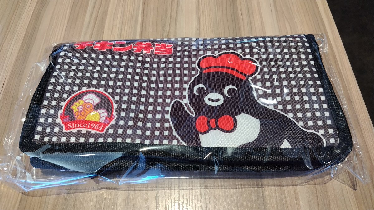 run_en's tweet photo. 午前10時45分、大宮駅。
スイペンのチキン弁当は売り切れでしたが保冷バッグはゲットできました＼(^o^)／
旅行のときに駅弁入れよ〜♪

ちなみにさいたま新都心駅のNewDaysでもお弁当販売あったようですが、こちらも11時過ぎには完売のお知らせ。

#Suicaのペンギン
#チキン弁当 
#駅弁 https://t.co/B2elVQDJnb