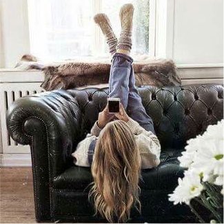 sweeturiss's tweet photo. leio fanfic exatamente nesta posição https://t.co/S0bmiTIOyv