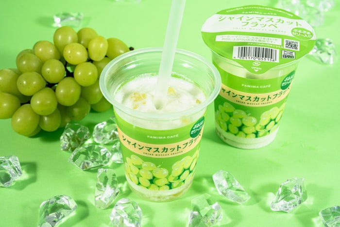 modelpress's tweet photo. ファミマ史上最も贅沢なフルーツフラッペ
「シャインマスカットフラッペ」登場💚
じゅわっと果汁感とジューシーな味わい✨️
https://t.co/QTeASzCpYY

国産シャインマスカット果汁を一部使用。ぷるぷるマスカットゼリー入りで満足感と飲みごたえを両立。

🍇7/28（火）～数量限定

#ファミリーマート https://t.co/mLu2999Sib