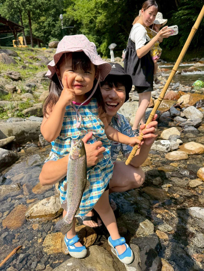 otsukiPR's tweet photo. 【夏休みは大月の川で遊ぼう🐟】
アユ友釣り・渓流釣りツアー開催決定！
📅8/19(水)※予備日8/25
📍桂川・笹子川
子ども¥3,000／大人¥7,000
猿橋遊覧＆川魚の夕食つき✨

親子で自然を丸ごと体験しませんか？

詳細・お申込みはこちら👇
 https://t.co/JG35cEfXm8
#大月市 #山梨観光 #親子体験 #鮎釣り https://t.co/ws1e7dDCvs