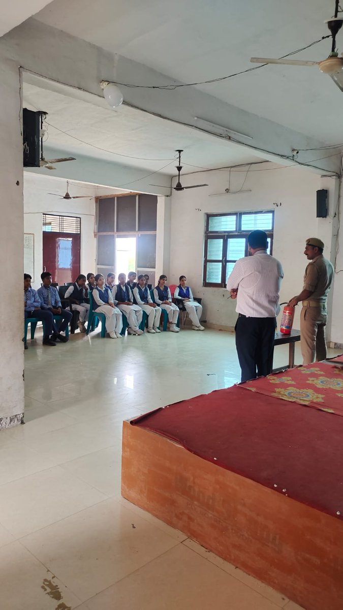 etah_fire's tweet photo. ADG UPF&amp;ES एव SSP Etah महोदय के आदेशानुसार Cfo Etah,के निर्देशन विशेष अभियान  के तहत,हॉस्टल/गर्ल्सहॉस्टल/पीजी में अग्निसुरक्षा निरीक्षण एव जागरूकता अभियान चलाया गया जिसके तहत फायर ऑडिट,सुरक्षा व्यवस्थाओं की जांच तथा कर्मचारियों को अग्नि सुरक्षा संबंधी प्रशिक्षण प्रदान किया https://t.co/V03j3gqNxh