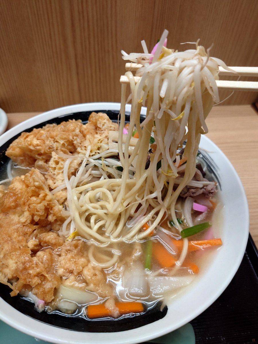 kuritarou13's tweet photo. パレードの前に、宇和島ちゃんぽん。魚介ベースのスープで、中太麺のちゃんぽんみたいであっさりしてる。追加トッピングのかき揚げはふんわりした天ぷらみたいで、スープを吸ってふわふわ。これから牛鬼を担ぐ地元民含め開店前から並んでたのも頷けた。 https://t.co/YodQ4L7MbU
