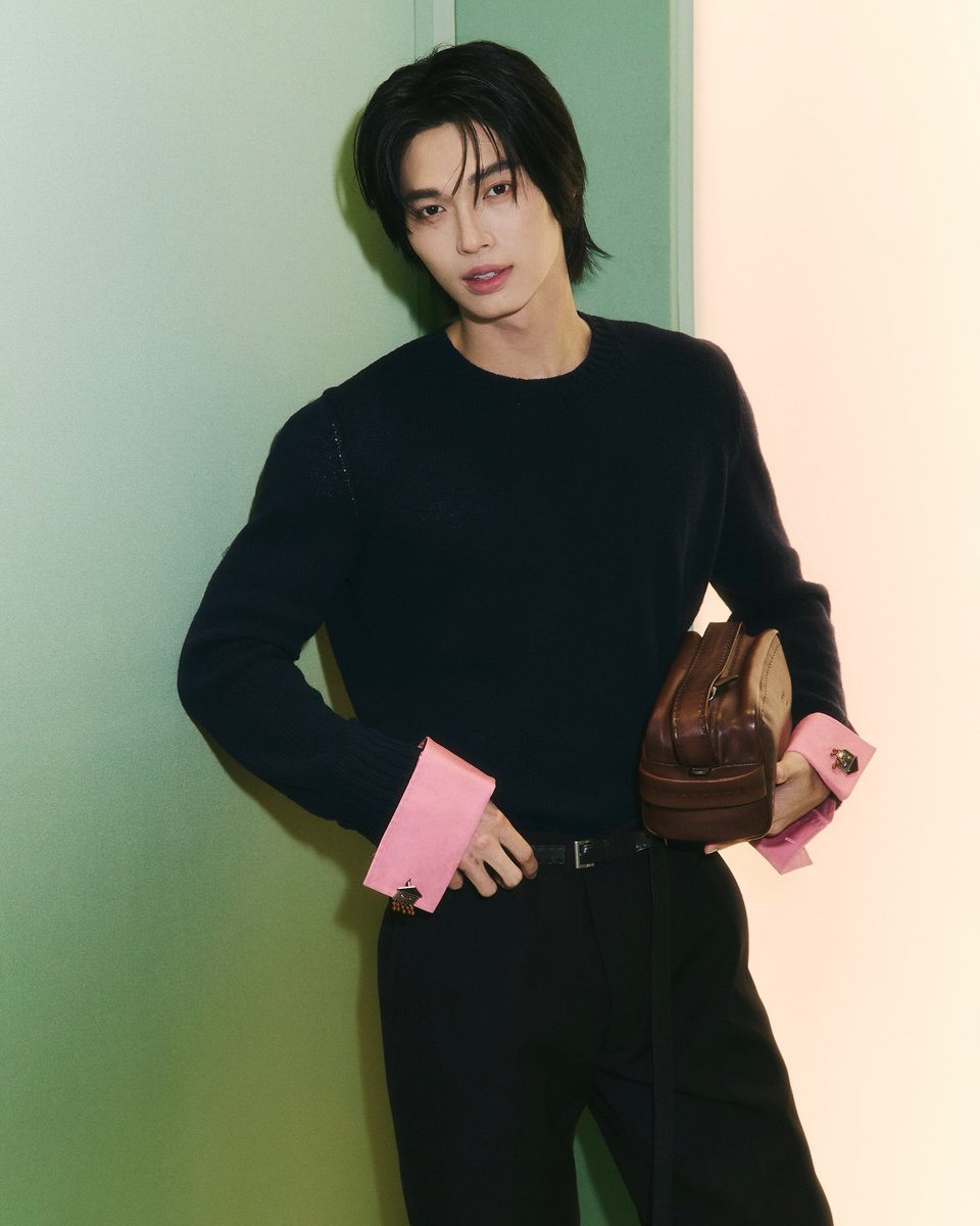 VogueThailand's tweet photo. #VogueReports สำรวจเสน่ห์จาก Prada คอลเล็กชั่น ฤดูใบไม้ร่วง/ฤดูหนาว 2026 ผ่านโททัลลุคของ แบรนด์แอมบาสเดอร์อย่าง ‘วิน-เมธวิน’ พร้อมด้วย ‘ออฟ-จุมพล’ , ‘ณิชา-ณัฏฐณิชา’ , ‘นิว-ชยภัค’ และ ‘เอินเอิน-ฟาติมา’ ที่โดดเด่นด้วยดีเทลร่องรอยของการใช้งาน คราบเปื้อน และฉีกขาดจากเทคพิเศษ ตลอดจนการจับคู่งานเทเลอริ่งคัตติ้งเนี้ยบ เข้ากับเสื้อผ้าสไตล์สปอร์ตแวร์ พร้อมกระเป๋าหลากดีไซน์ ที่ช่วยคอมพลีตลุคได้อย่างสมบูรณ์แบบ #Prada #Pradafw26  #WinMetawin #Nychaa #OffJumpol #NewChayapak #EarnEarnFatima 

Photo: Courtesy of Prada