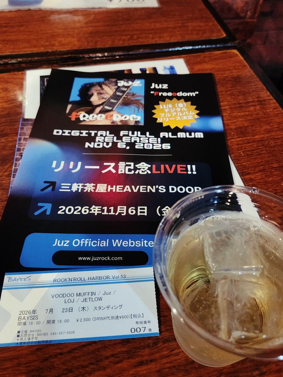 CHR0827's tweet photo. ハマヨコはBAYSISにてLOJからのJuzという贅沢な夜
たむさんNEWギターは個人的に初めまして
徐々にウェイトを戻していくそうで🎸
そんなたむさんがJuzさまのギタボスタイルどんどんカッコ良くなるね👍と仰っていて、推しが推しを讃える尊さに震えるの巻
おかげさまで山盛り楽しめまして大感謝なのですー https://t.co/ABzH9zABEd