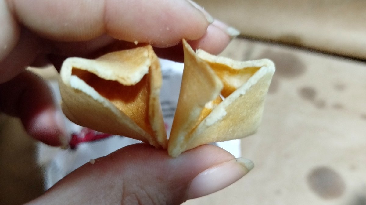 larivgb's tweet photo. caralho eu sou muito amaldiçoada meu biscoito da sorte veio sem nada, lig-lig você me pagaaaa https://t.co/H0OmJPoZcT