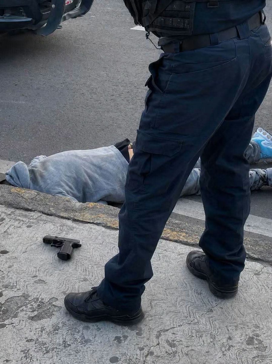 MrElDiablo8's tweet photo. #Urgente |

Otra vez #Naucalpan 

Sobre Periférico Norte, a la altura de Paseos de la Florida, han asesinado a una persona. 
@GobNau los elementos de la Guardia Municipal preocupados por que no se tomen fotografías o videos. 

Mal y de malas la policía y la seguridad en Naucalpánico. @isaacsolar