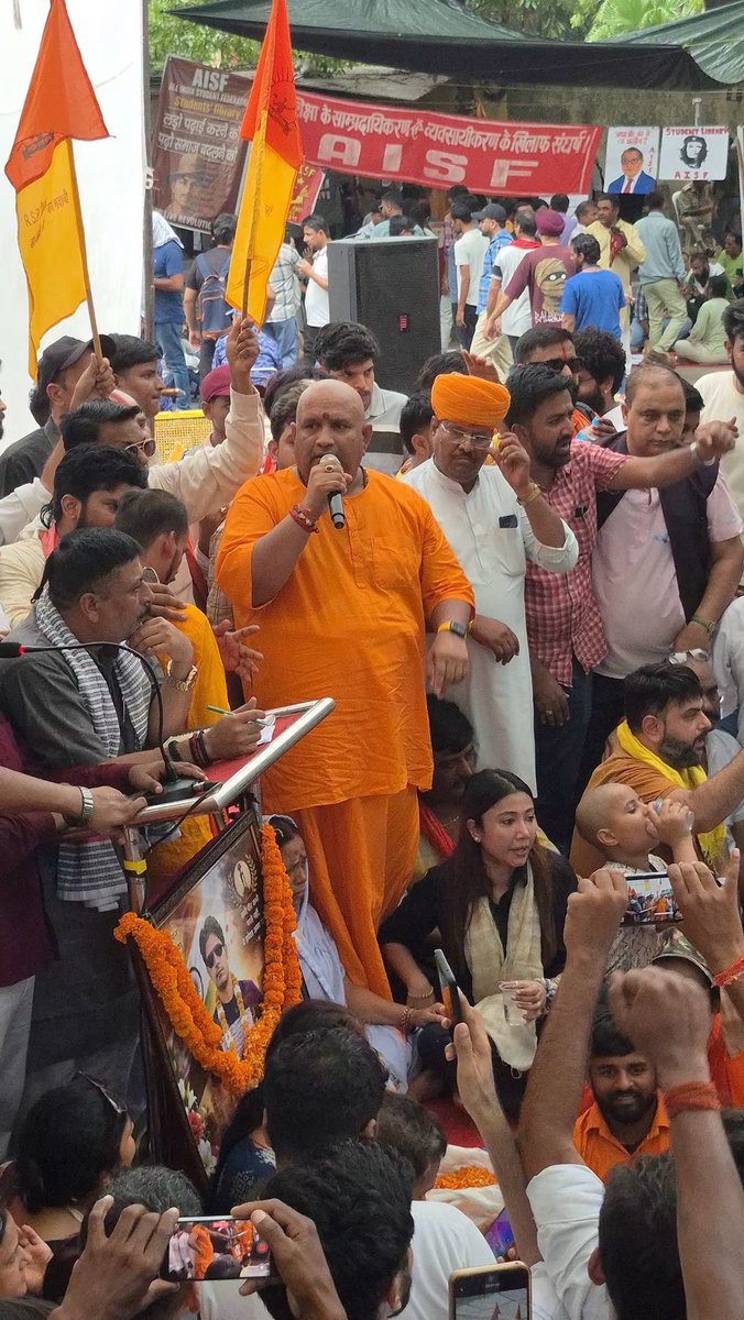 kalisenachief's tweet photo. वाह मोदी जी कल साबित कर दिया आपने की आप भी जय जय जय भीम वाले ही हैं यूजीसी पर एक शब्द नहीं और पेपर लीक पर लाइव , और अब कड़ा कानून ??? सवर्णों की भूल थी की आप राम वाले हैं आप तो ह..म वाले हैं । 

जब यूजीसी का काला कानून आया और पूरे देश का सवर्ण और न्याय पसंद बैकवर्ड और शेड्यूल कास्ट के लोग आंदोलित थे आप ने आंदोलन नहीं होने दिया , बाल पूर्वक दबाने का प्रयास हुआ , मेरे लाखों लोगो को , महिलाओं को अलग अलग थाने में गिरफ्तार किया गया आज तक किसी कार्यक्रम को करने की परमिशन नहीं दी गई लेकिन उल्टा उनसे कॉकरोच पार्टी बनवाई गई , दीपके जो उसका संस्थापक था को एयरपोर्ट पर ही ले जाकर परमिशन दिया गया और आज उनके लिए मीटिंग पर मीटिंग हो रही है , दो दिन के बच्चों से आपके जेपी नड्डा और जितेंद्र सिंह मिल रहे हैं और आज रात से तो आपने ख़ुद मोर्चा संभाल लिया है । 

मोदी जी जब से आपकी सरकार आई केवल सवर्णों के लिए उन्हें समाप्त करने का क़ानून लाए 2015 में ही एससी एसटी के एक्ट में बदलाव करके 37 तरह के अपराध को सम्मिलित कर दिया बाद में सुप्रीम कोर्ट ने राहत दिया तो आप ने उस कणों को ही बदल कर 2018 में संशोधित और गंभीर बना दिया जिसका दुरपयोग सवर्णों और ग़ैर दलितों के ख़िलाफ़ फर्जी मुकदमों उनका आर्थिक और सामाजिक और मानसिक शोषण शुरू हो गया । 

वैसे तो ग़ैर दलित पहले से ही राजनीतिक रूप से अछूत है 543 लोक सभा की सीटों में से 131 सीटों पर और 4120 विधान सभा सीटों में से 1128 सीटों पर कोई ग़ैर दलित कभी चुनाव लैड ही नहीं सकता ये कौन से दुनिया में जी रहे हैं हम लोग क्या कभी आपका ध्यान इस अन्याय के ऊपर गया ?? 

आख़िर देश की 90% ग़ैर दलितों पर आपका ध्यान क्यों नहीं गया क्या इन 10 % लोग जो कभी आपका साथ नहीं देते जो अंबेडकर के नाम पर देश में अराजकता फैलाते हैं उनसे आपको इतना मोह क्यों हैं ?? पूरे देश और दुनियाँ में आपने एक लाख करोड़ रुपये खर्च कर के अंबेडकर तीर्थ , अंबेडकर स्मारक , अंबेडकर धाम , पंच तीर्थ , स्मृति भवन , लंदन , पेरिस , कोलंबिया , ऑस्ट्रेलिया में स्मारक बनवाये , आख़िर क्यों ??अन्य महापुरुषों की उपेक्षा क्यों हुई ?? क्या कभी सुभाष बाबू के नाम पर कुछ बनवाया आपने ??जिन्हें आप देश का प्रथम प्रधान मंत्री कहते थे ?? क्या डॉ राजेंद्र परसाद के नाम पर कुछ बनवाया आपने ?? क्या बीएन राउ साहब के नाम पर कुछ है देश में ?? 

आखिर आपको कौन अंबेडकरवाद के आग में लगातार झोंक रहा है ?? 

देश के ग़ैर दलितों के लिए ये विचारणीय प्रश्न है क्या एससी एसटी आरक्षण की समीक्षा और एससी एसटी एक्ट की समाप्ति नहीं होनी चाहिए ?? 

जल्द यूजीसी , आरक्षण और एससी एसटी के मुद्दे पर हम ख़ुद जंतर-मंतर आ रहे हैं और इस बार सरकार से आर पार होगी और पूछा जाएगा की मोदी जी आप राम वाले हैं की ह..म वाले ??