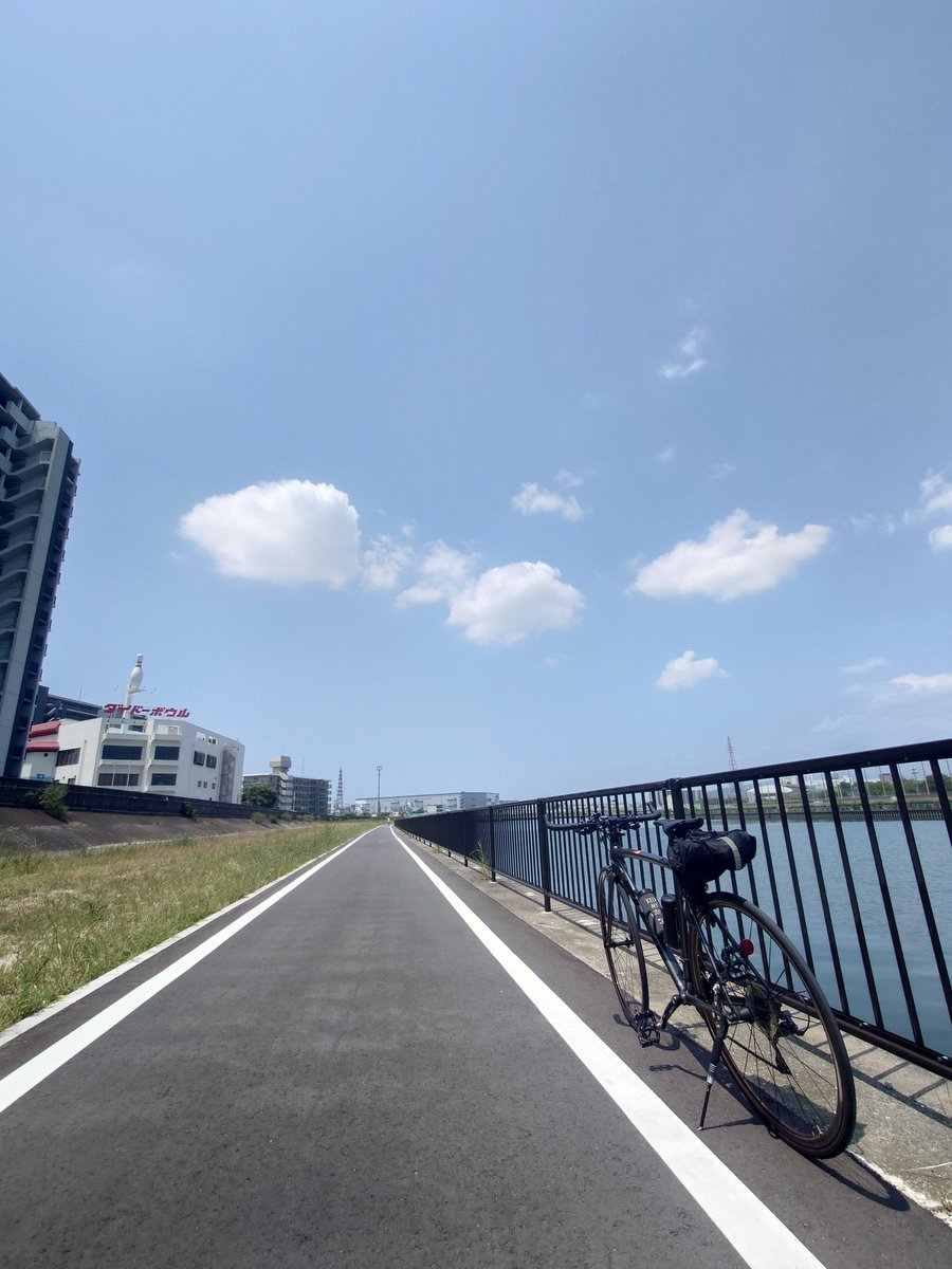 ganobell's tweet photo. ここ最近、整備された神崎川選びがち。
そのまま尼崎へ走り、大物食品さんの豆腐ドーナツとスパークリングアクエリをキメる。
きな粉の糖分とアクエリのクエン酸が染み渡ります(⁠*⁠´⁠ω⁠｀⁠*⁠) https://t.co/uHJLiKeLeY