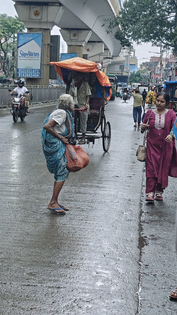 JatulkS's tweet photo. @kolkapolice
@SuvenduWB 
 I want to highlight malpractice going on from long time in 14no busstand. Kindly take some action. Hawkers and vendors occupy the road, busstand &amp; create a mess. No sence of responsibility. From 7 am till 9 am people occupy road
PFA for your reference. https://t.co/N3SLM33bZy
