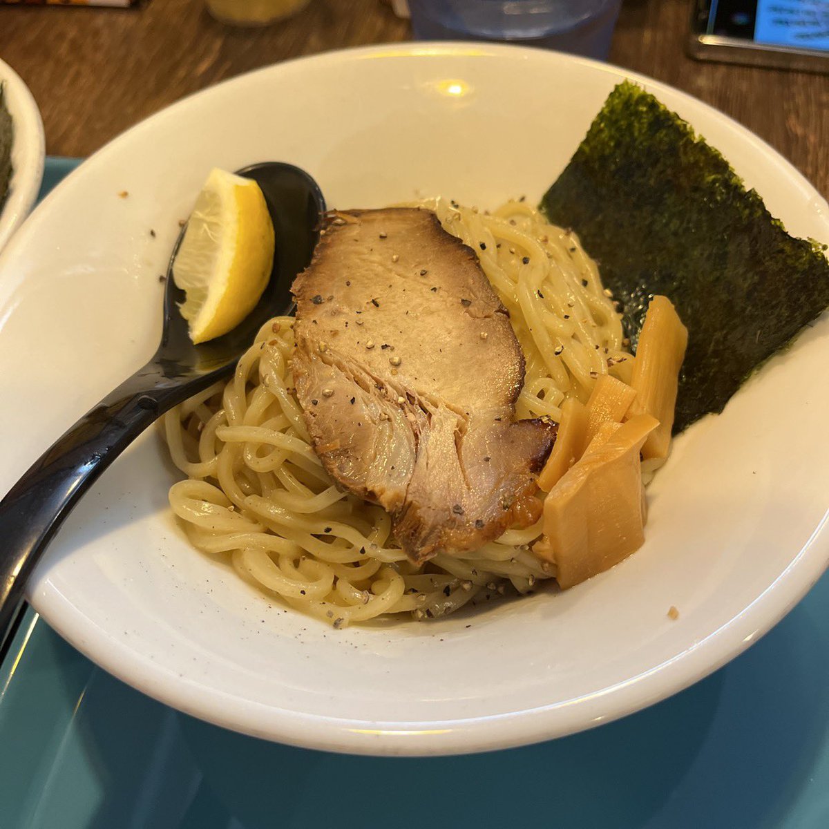 sakenioboreruna's tweet photo. 病院へお母んの荷物持って行った帰りランチはサンシャイン 高須店さん内【ラーメン ゴクボシ】さん🍜
暑っついき
私、冷やし煮干しそばのラーメン
ヤバいハマる✨️
主人、まぜそばの塩
#高知飯
#高知ランチ
#高知ラーメン
#ゴクボシ https://t.co/yUkJH3ibOA