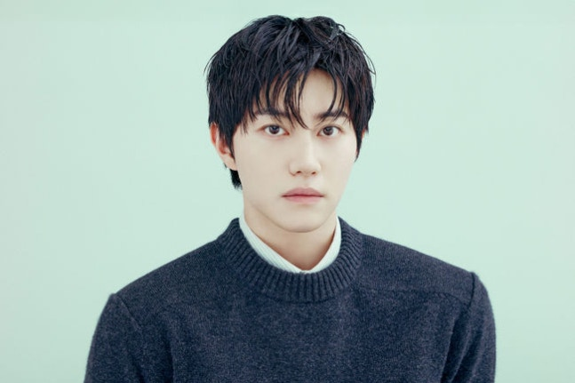 infodrakor_id's tweet photo. 10 Tahun Baru Diungkap, Kwak Dong Yeon Pernah Tunda Wamil Demi Moonlight Drawn By Clouds 

Kwak Dong Yeon ternyata baru ngungkap cerita ini setelah 10 tahun. Dulu, sebelum gabung Moonlight Drawn by Clouds, dia sebenarnya udah dapat panggilan wamil. Bahkan dia kepilih jadi sanggeun (wajib militer yang bisa pulang-pergi dari rumah) lewat sistem undian. 

Tapi pas dapet tawaran main di Moonlight Drawn By Clouds, dia langsung mikir aku harus ambil drama ini, Akhirnya dia memutuskan menunda rencana wamil dan bergabung dengan drama tersebut.

Dong Yeon bilang sampai sekarang dia nggak pernah menyesali keputusan itu. Menurutnya, Moonlight Drawn By Clouds adalah salah satu karya yang paling spesial dalam perjalanan kariernya dan keputusan buat ikut drama itu selalu jadi keputusan yang tepat buat hidupnya. 

Dia juga cerita kalau sekarang lagi nyocokin jadwal supaya bisa ikut acara spesial 10 tahun Moonlight Drawn By Clouds bareng Park Bo Gum, Kim Yoo Jung, Jinyoung, Chae Soo Bin, dan tim produksi sebelum berangkat wamil pada 25 Agustus nanti.

Ternyata ide reuni 10 tahun ini pertama kali datang dari Park Bo Gum yang bilang, ''Ini kan udah 10 tahun, rasanya kita harus ninggalin sesuatu buat dikenang." Karena sampai sekarang hubungan para pemain dan tim produksi masih akrab banget, akhirnya rencana acara spesial itu pun mulai digarap. 

https://t.co/roe035q37o