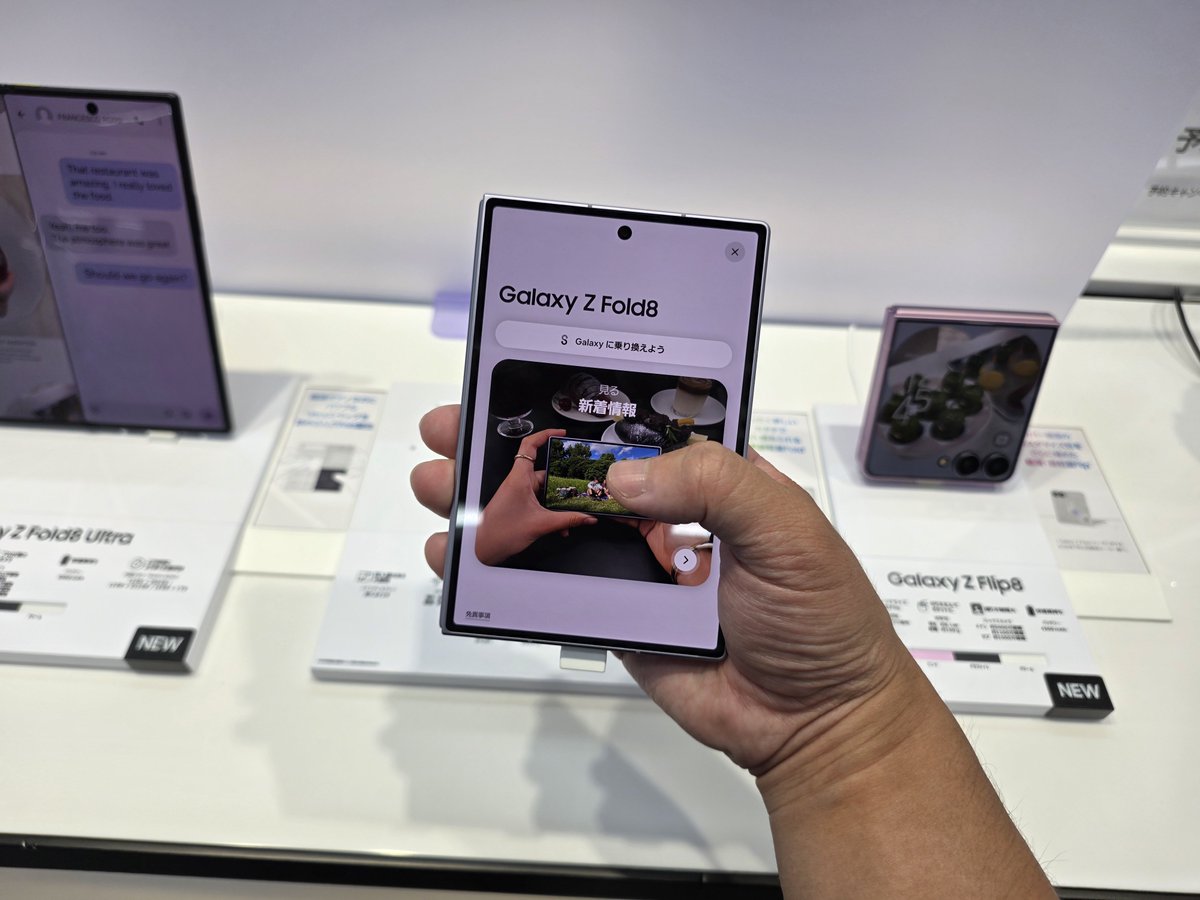 F10Dfjtu's tweet photo. Galaxy Z Fold8の根本的問題

①多くのスマホアプリに不向き
→基本的にスマホアプリは縦スクロール前提で設計されている。Fold8は閉じても開いても一般的なスマホのようなアスペクト比にならず、画面に表示できる情報量が少なくなる。

②スピーカー配置の問題
→開くとスピーカー（横持ち時）は全て片側に寄ってしまう。「デュアル」だが「ステレオ」とは言い難い。

③三分割時の文字が小さい
→メイン画面は所詮7.6インチ。三分割してしまうと、文字等の小ささは否めない。

④横幅が大きい
→Fold 8 Ultraと比べれば一目瞭然。横幅が大きく人を選ぶ

Galaxy Z Fold8は真新しく魅力的な製品だが、以上の理由からメイン機には不向き。折りたためる小型タブレットとしてサブ機運用が適任だと思う。