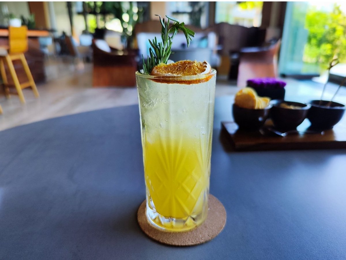 JUNGKONGTA's tweet photo. 【知らなきゃ損😳】

インドネシア🇮🇩バリ島のリッツカールトン、マジでコスパで最高でした!!Hoteluxで調べたらさらにとんでもないことに…😱😱😱

​「リッツカールトン＝高くて手が届かない」と思ってる人、バリ島のリッツ（ザ・リッツ・カールトン バリ）だけは本気でチェックしてほしいです😤

​私自身も実際に滞在したことがあるのですが、広大な敷地のラグジュアリーな雰囲気、ホスピタリティ溢れるスタッフさんの対応、どれをとっても完璧で「これでこの価格はマジでコスパ最強…」と感動した場所🥰

​そんなリッツバリ、100㎡超えのスイートルーム（サワンガン ジュニアスイート）に1泊4万円台〜で泊まれる時点でお得なんですが、Hotelux経由で予約するとさらに大変なことになります!!🤯

​📍 同日の価格比較がこちら(最安レベル)

​1️⃣ 公式サイト（1枚目）
​価格：43,962円（税・サ込）
​プラン：素泊まり（部屋のみ）

​2️⃣ Hotelux Exclusive Rate（2枚目）
​価格：46,297円（税・サ込）
​プラン：朝食付き＋豪華VIP特典

​💡 ここがヤバいポイント☝️
​差額はたったの約2,335円。
なのに、Hoteluxを通すだけでこの特典が全部乗ってきます👇
​🌟 朝食無料（2名分）
🌟100ドル（約1.5万円相当）の館内利用券
🌟お部屋の無料アップグレード（空室状況による）
🌟アーリーチェックイン＆レイトチェックアウト
🌟ウェルカムアメニティ

​朝食ブッフェが2名分ついて、さらにレストランやスパで使える約1.5万円分のクレジットまで貰えるってことで、間違えてないですよね!?😂

​実質3万円台前半でジュニアスイート＋豪華朝食＋最高のホスピタリティを満喫できる計算になります😍

​✨ 結論：バリのリッツ×Hoteluxは最強!!💖

私も​実際に泊まって最高の体験をしたからこそ断言できますが、バリ島のリッツは満足度とコスパのバランスが完全に壊れてます😱（最高の褒め言葉）。

​「ホテル予約＝公式一択」と思いがちですが、こういうラグジュアリーホテル特化のエージェント（Hotelux等）のVIP特典を乗せるのがここでは正解☝️