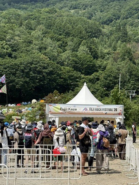 cobe_yuka's tweet photo. 藤井風さん×Fuji Rockコラボグッズ売場🎪
朝から行列できてる🌞人気商品から売り切れそうだね
#藤井風 #fujiikaze #藤井風グッズ
#FujiionFujiRock  #フジロック https://t.co/Mcb7M05y2C