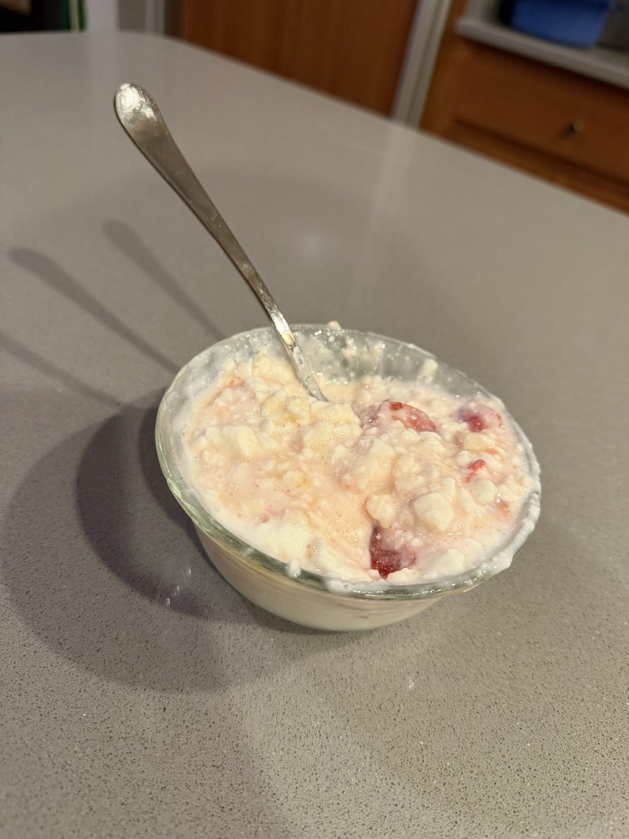 girlcestuous's tweet photo. strawberries and honey mixed into cottage cheese 😋 https://t.co/jiPVqtG51T
