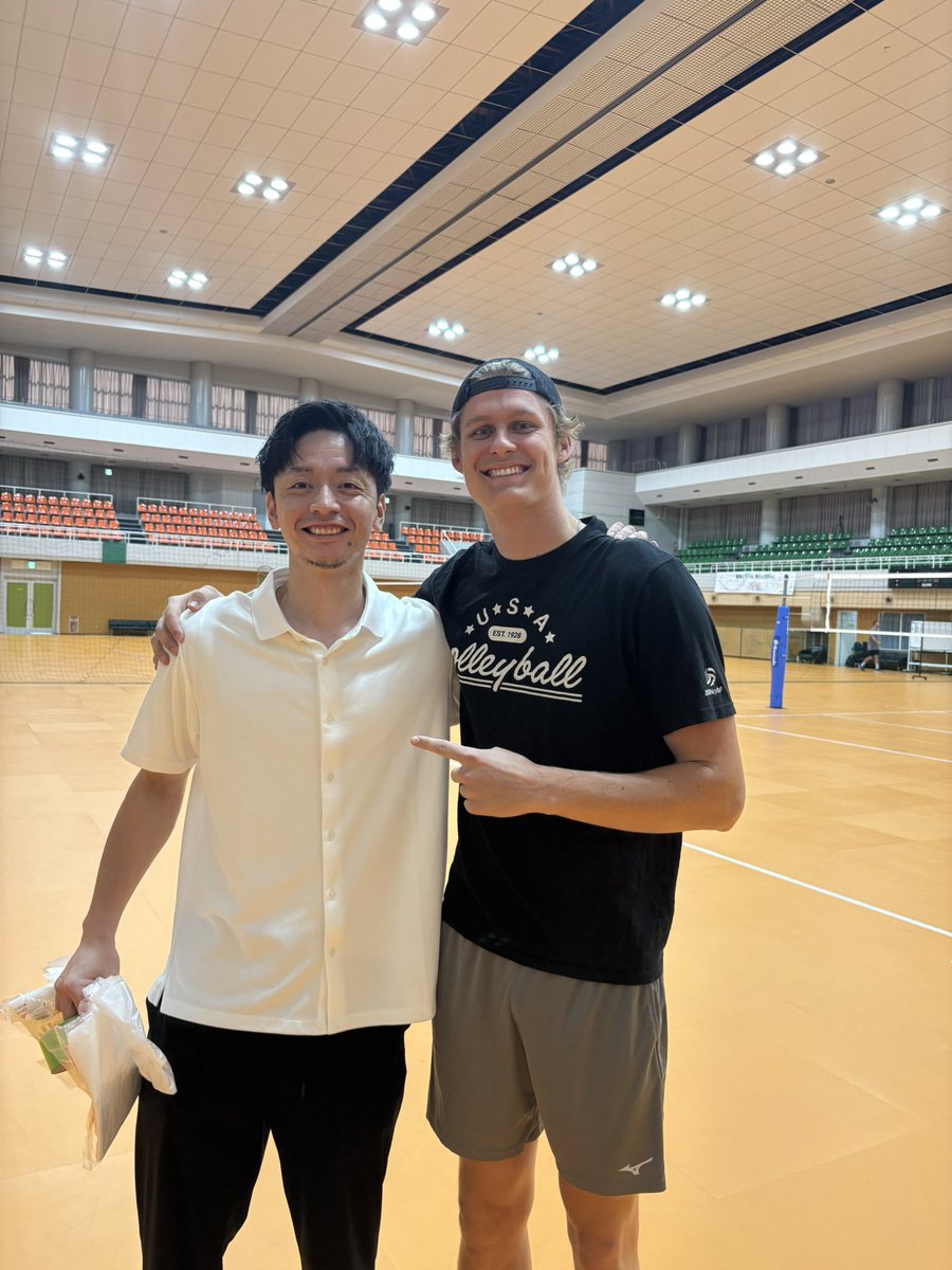 Thunders_vb's tweet photo. ⚡️おかえり  クーパー！⚡️
ネーションズリーグファイナルに備えて
本日からアメリカ代表チームが
広島に合宿に来ています🇺🇸🏐🔥

#広島サンダーズ​
#Hiroshimathunders​

※この期間の練習見学開放はございませんのでご了承ください https://t.co/dSSlbCB84W