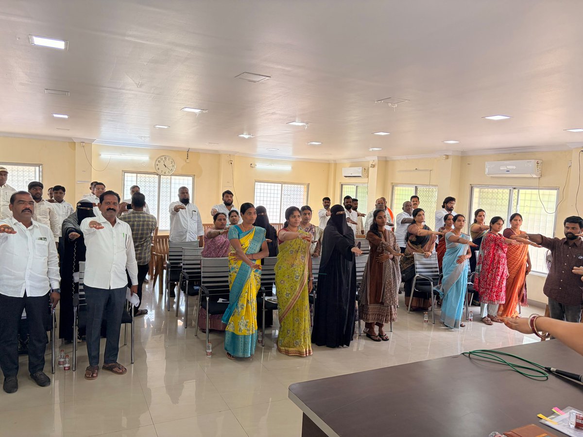 McKamareddy's tweet photo. promoting rainwater harvesting, and ensuring sustainable water management.

“Every Drop Counts – Save Water, Secure the Future.” 💧

#CatchTheRain #JalSanchayJanBhagidari #WaterConservation #RainwaterHarvesting #KamareddyMunicipality #SaveWater https://t.co/ZBZL2bp800