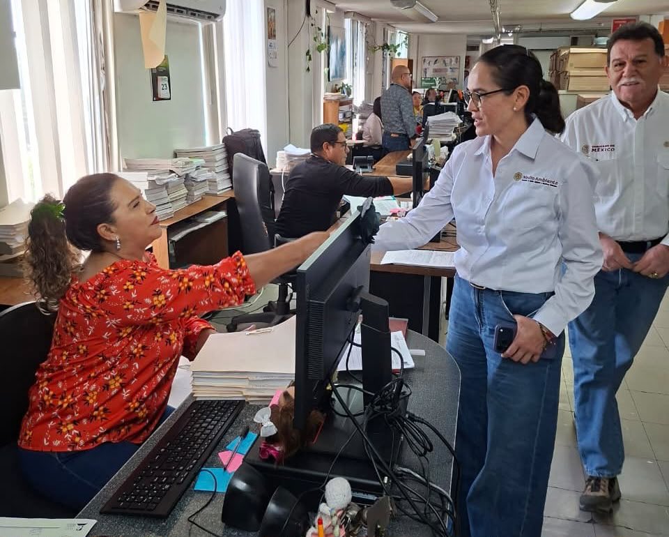GSandovalSalas's tweet photo. Esta ocasión, nuestro recorrido por el fortalecimiento del trabajo territorial de la @SEMARNAT_mx tuvo lugar desde #Durango, donde tuve la oportunidad de conversar con el personal que, diariamente, trabaja comprometidamente por un medio ambiente más sostenible 🌎🌱. https://t.co/n6jIyuFUVw