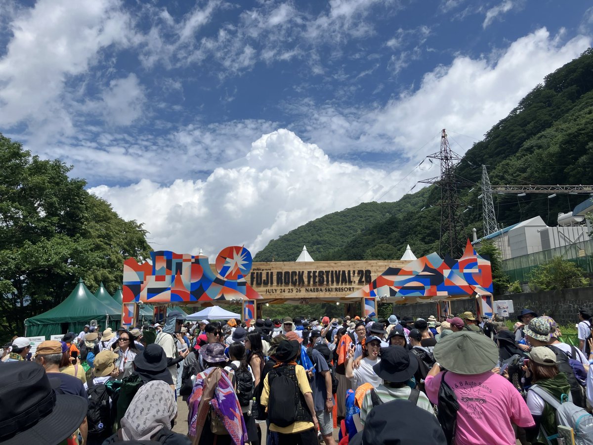 unko_explosion's tweet photo. というわけで来てます。テレビ大陸音頭かっこよかった。ギターの人の目がキマっていて良かった。だらしあるトリプルファイヤーとして確固たる地位を築いていって欲しい。 https://t.co/PSwRsREsMn