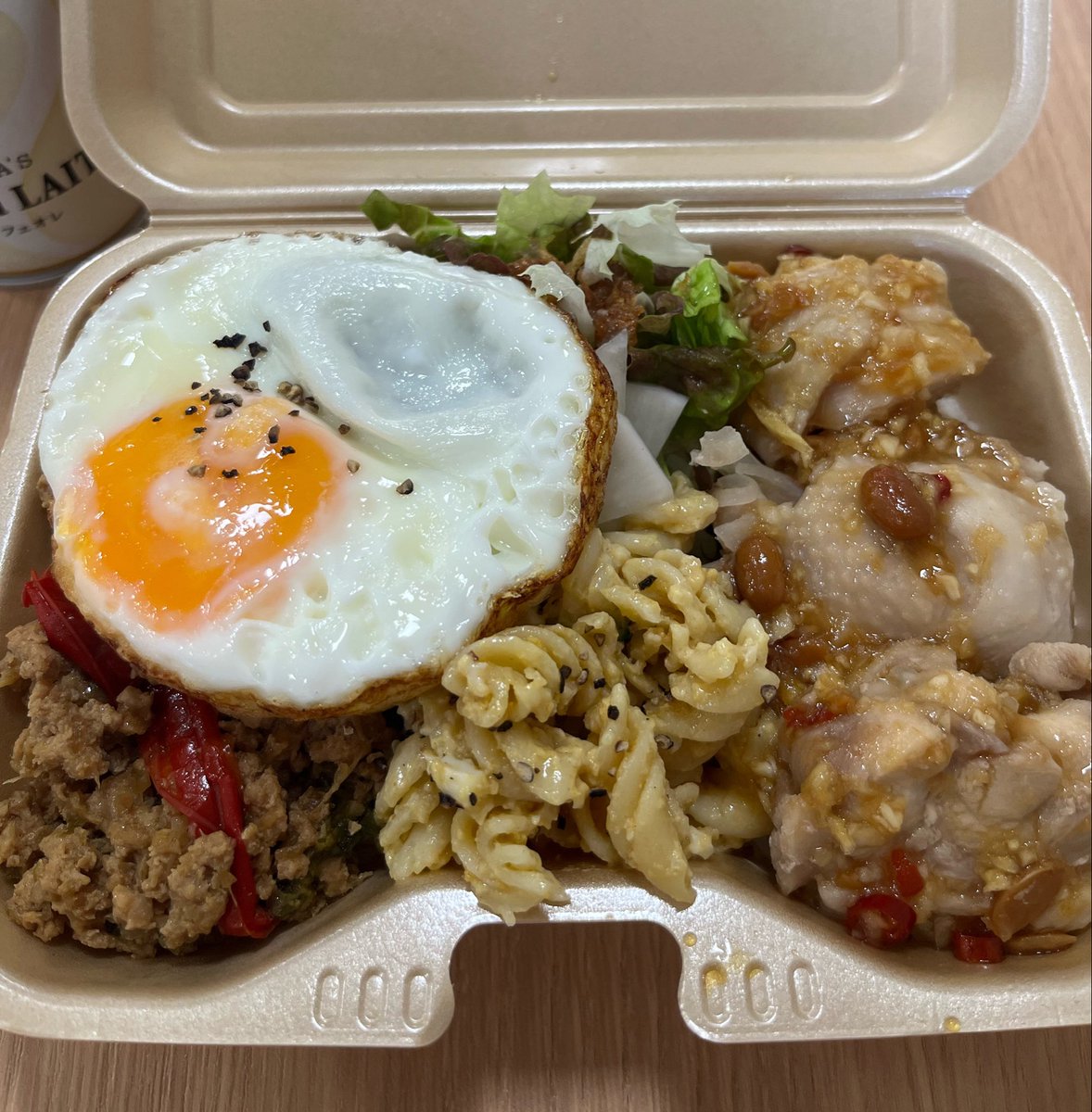 GoPapiko's tweet photo. 本日はお弁当サボってキッチンカーのガパオライス＋カオマンガイのw盛り買ってみた😋これで1100円はコスパ良
鶏肉ほろほろで美味しかった ガパオ🐷は今ひとつかな ガパオは鶏肉の方が好き
ご飯もりもりでお腹いっぱい 午後もがんばるぞ https://t.co/wHIUAu4QwQ