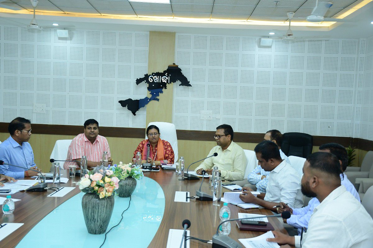 DMKhordha's tweet photo. Election Observer Smt. Rashmita Panda, IAS, reviewed the progress of #SIR2026 in Khordha, assessing voter mapping, digitisation, claims &amp; objections. She appreciated the coordinated efforts of election officials and stakeholders to ensure an accurate &amp; credible Electoral Roll. https://t.co/zZ2kdWFhY2