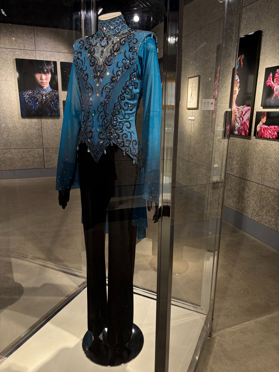 AxelQuadruple's tweet photo. 展示内容
Knight of the White Peacock
Sakura
Energy
Moonlight Sonata
Heaven and Earth
Fire Bird

新たに製作されたコスチュームの撮影時、羽生さんは衣装のイメージから着想した音楽をかけて臨まれたそうです。

©Skater/Yuzuru Hanyu, Costume/Satomi Ito, Photograph/Toru Yaguchi
©TwoVirgins https://t.co/AVnMeP3LTr