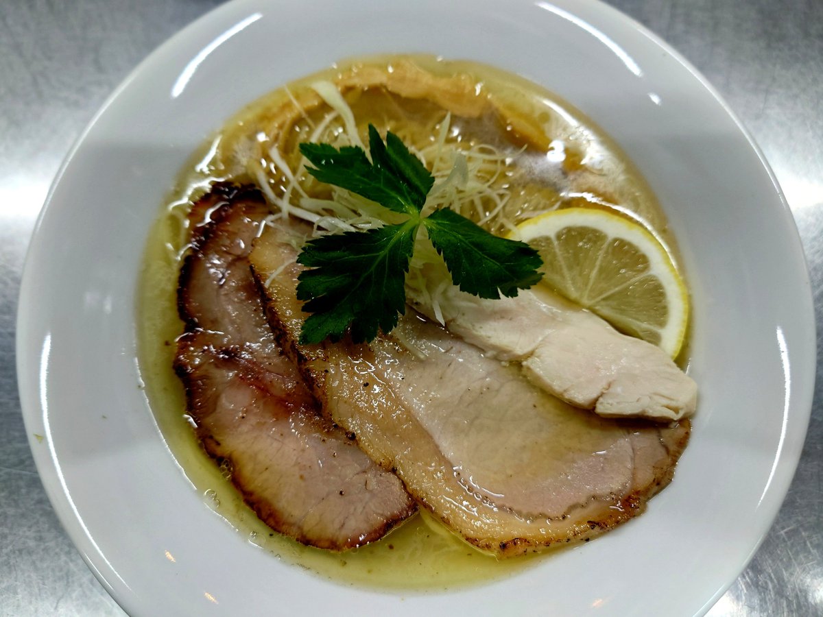 menya_shirosaki's tweet photo. 限定麺
「鶏とハマグリだしの塩らーめん」1950円　※15食前後。

約15食を作るためにハマグリ5kg使用しています。本日17時からの提供です。よろしくおねがいしますm(_ _)m https://t.co/fUb2mTEzBR