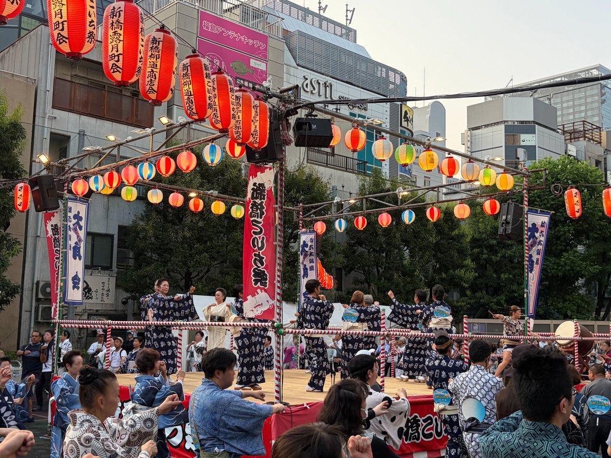 lapista_s's tweet photo. ＼ 新橋こいち祭の様子をお届け📸 ／
昨日は街全体が夏らしいにぎわいに
包まれていました🏮

本日もラ・ピスタ新橋前で
かき氷などのブースを実施中！🍧

お祭り前後のひと休みに、
駅近・屋内のラ・ピスタ新橋へ
ぜひお立ち寄りください✨ https://t.co/vJfboO0MXY