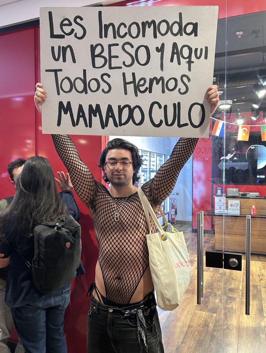 JulioPlazas's tweet photo. Me disculparan pero por personas como esta, es la fama que tenemos de enfermos, de morbosos, de irrespetuosos. Esto pues cero que me representa. Es más a mi también me da asco estas actitudes. https://t.co/3tPym5DudL