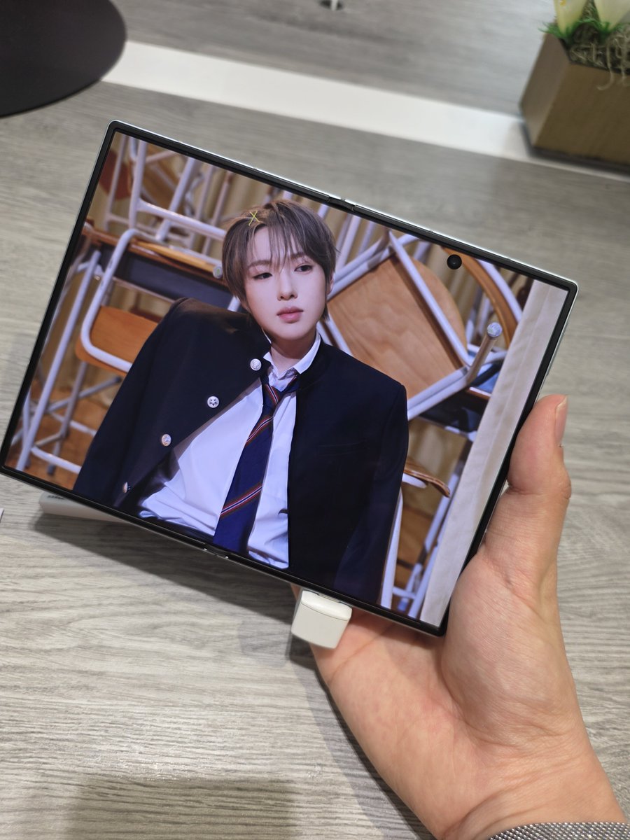 YM_CAL_si's tweet photo. Galaxy Z Fold8、4:3液晶で没入感がFold7に比べてすごく上がってる。持ちやすいし迷う
#GalaxyZFold8
#GalaxyUnpacked
#折りたたみスマホならSamsungGalaxy
#GalaxyHarajuku
#NCTWISH https://t.co/soysxXmwmK