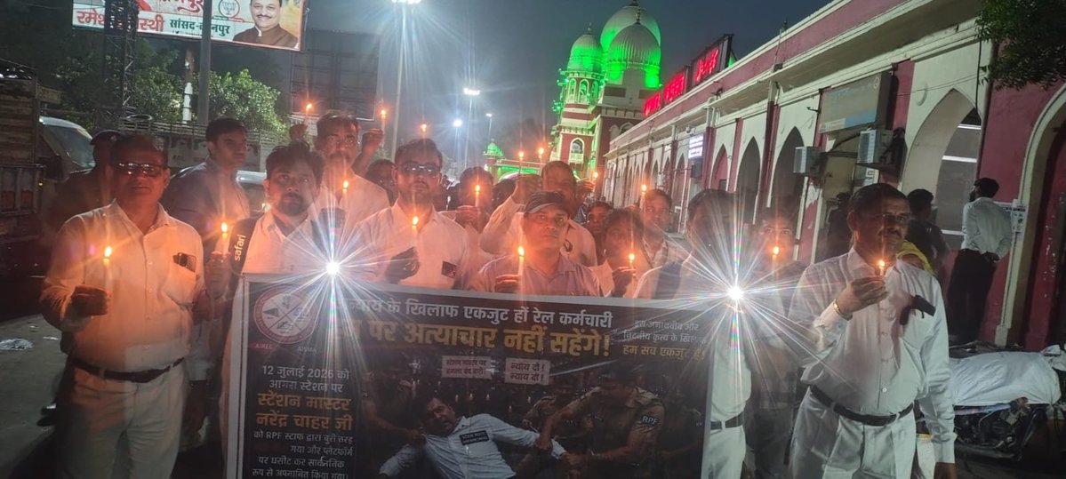 aismair1953's tweet photo. Candles lit on KATNI Stn. By SMs silent protest very loud message. We want a fair, time-bound inquiry & Stringent action on AGC RPF CULPRIT. #AISMA #justicetofrontlinestaff #RailwaySafety
@AshwiniVaishnaw @RailMinIndia @HMOIndia
@CPRONCR @DRM_Agra @PMOIndia @India_NHRC @GMNCR1 https://t.co/9J02mnfwJ8