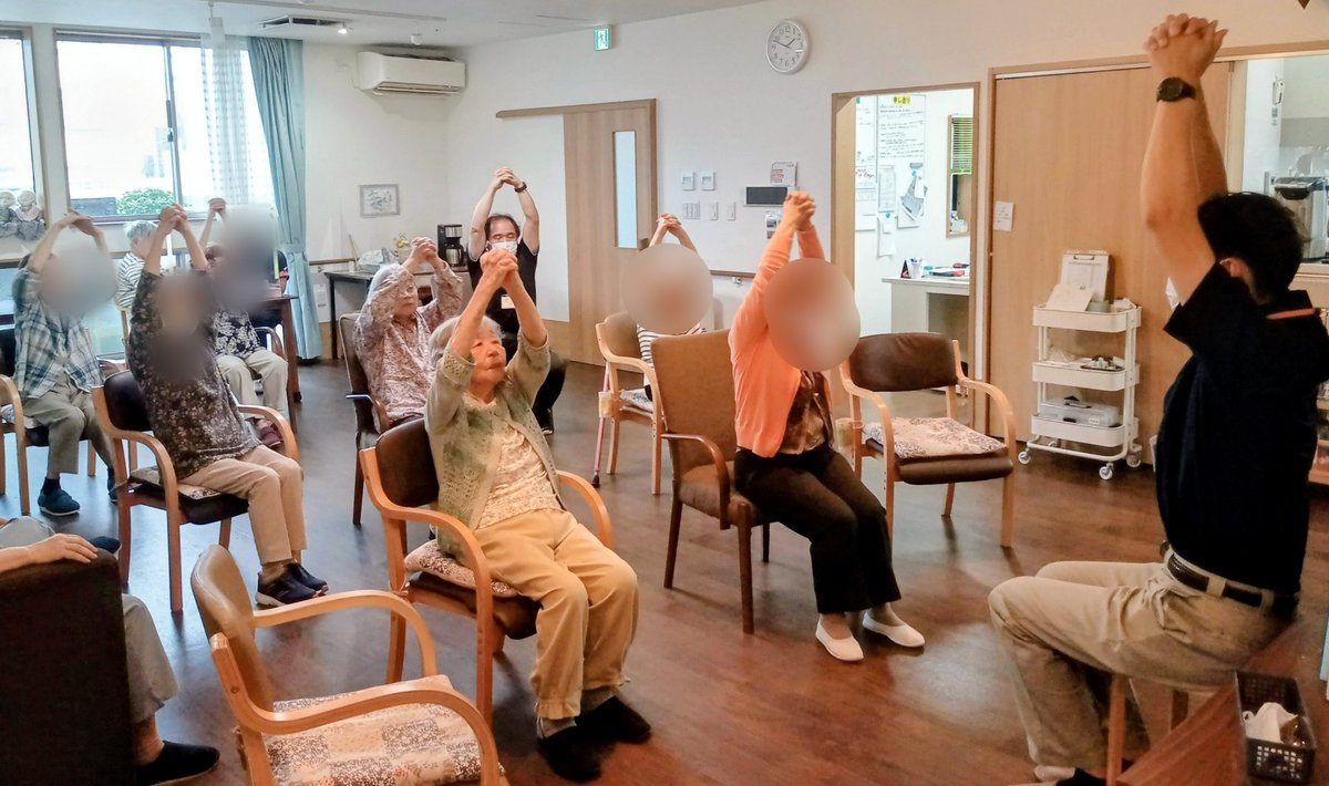 suzakien's tweet photo. 6月25日
【出張ＫNP体操】
毎月、介護ネットプラザさんがお越し頂き健康体操を実施しています。
先生の掛け声に合わせて元気に体操しました。 https://t.co/0qlNJ95iaw