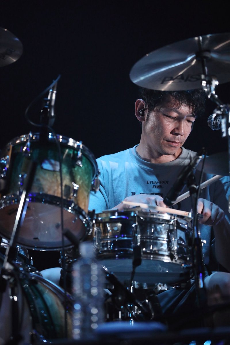 NonaReeves_News's tweet photo. #小松シゲル、サポート出演‼️

真心ブラザーズのライブ・ツアー『TWIN MOUNTAIN TRAILS』のバンド・メンバーとして小松シゲルの出演が決定しました。
朝焼けバンドと夕焼けバンドがあり、夕焼けバンドの方に #鹿島達也 さんと共に出演します。

是非お見逃しなく！！

https://t.co/2bonT2BJh8
@magokoro_bros
