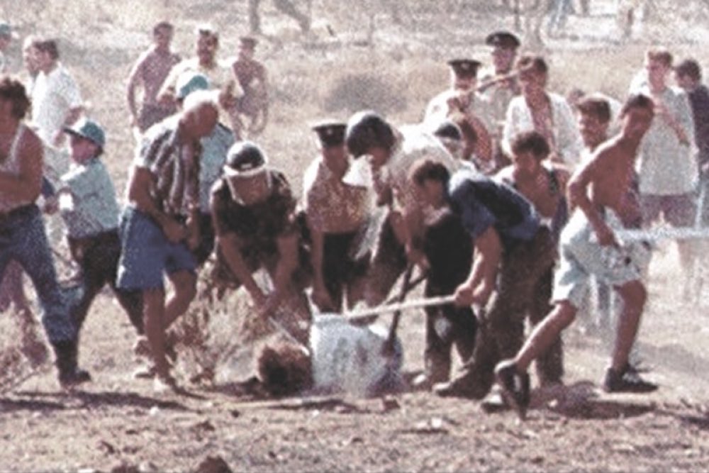 coz678's tweet photo. @huseyinkanturk Here is another brutal
Murder , with sticks and rocks, killing an unarmed man trying to cross the border to go to his house…..as i said..animals https://t.co/T65HLxJkN0