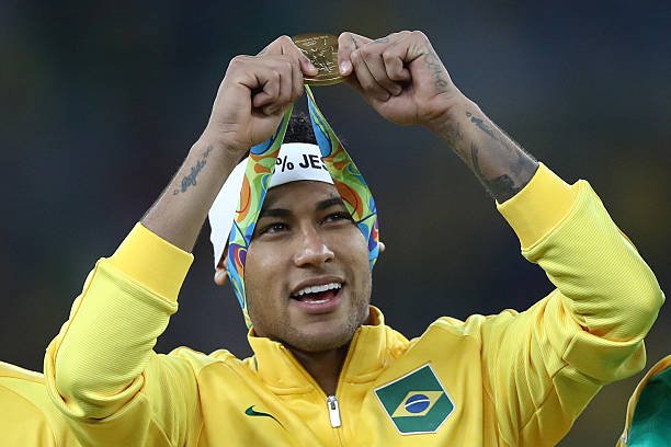 MonsFyodor's tweet photo. @Pesgrau A mídia esportiva pode forçar o quanto for essa narrativa do "Neymar fracassado": o cara foi o único jogador a rivalizar CR7 e Messi no auge, venceu uma Champions League sendo destaque e marcando gol na final e só não levou umas duas copas porque só jogou ao lado da bagrezada. https://t.co/zfd1zg6kfH
