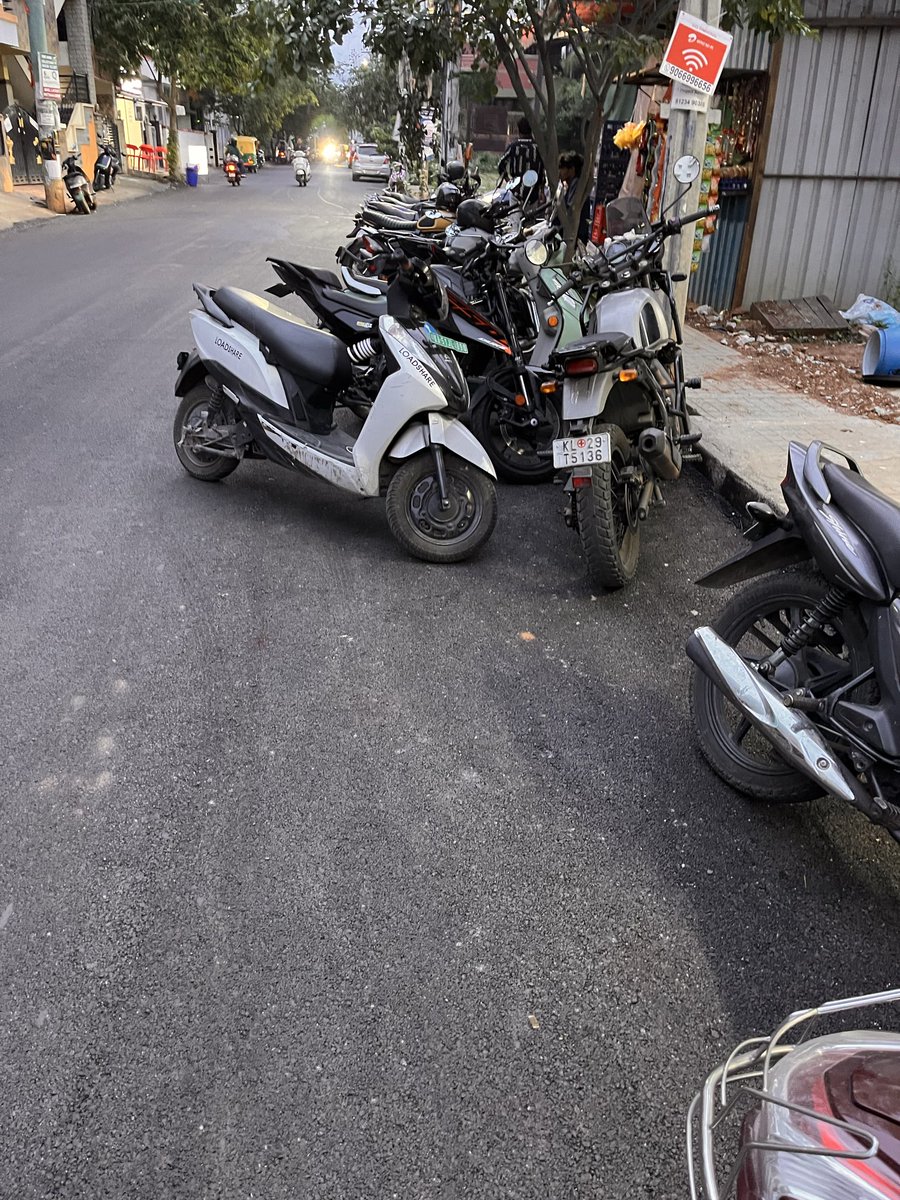 csvadiraj's tweet photo. @kengeritrfps bhagegowda road mylasandra  is not at all pedestrian and kids friendly. Its a ticking bomb for some bad to happen due to road side parking by commercial establishments. Can you please look into it. CC: @krishnabgowda https://t.co/lNew0CYytT