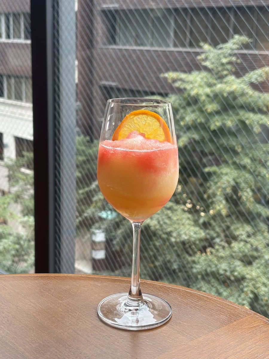msyucchie's tweet photo. 『＃ハイアットセントリック銀座 東京』さんで『＃Tripcom』コラボ『DaylightTrip Parfait』②

カクテル『5:07PM (ファイブ オー セブン)』も一緒に🍸
〝夕日がゆっくりと沈み始める、夏の午後5時7分。〟

パフェの構成も📝
マンゴーとブルーキュラソー、ヨーグルトなど、爽やかな美味しさのパフェ✨ https://t.co/M5mrBglhMp