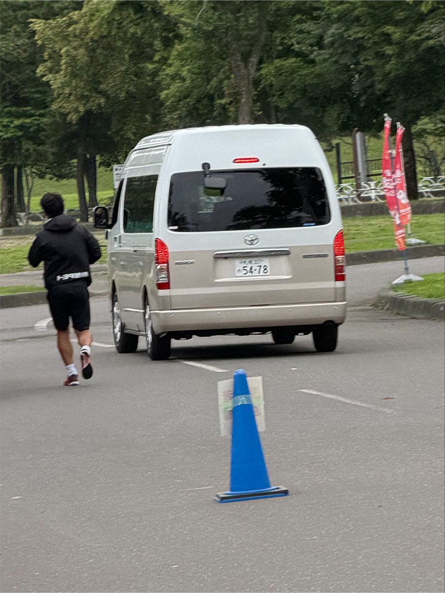 Grampus058565's tweet photo. よっさんがファンサ中に
楢さん運転の移動車に置いてかれたところで僕の苫小牧キャンプは終��です☑️

監督、選手、OBコーチ
お疲れの中ありがとうございました😊
宝物が増えました🪎 https://t.co/eFHW8ISE5T