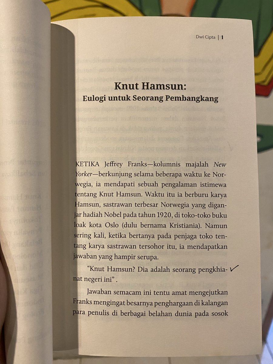 parlefeu's tweet photo. Untuk paham konteks kenapa Hamsun dicancel habis2an di Oslo, kotanya sendiri, bisa baca kumpulan esai sastra karya @Dwiciptasaja, pembaca tekun sekaligus penerjemah karya2 Hamsun.

Esai sastra di buku ini bagus-bagus sekali, apalagi esai "Monolog Kekalahan Orang Jawa Terakhir" 🔥 https://t.co/SPk8dSSkEv