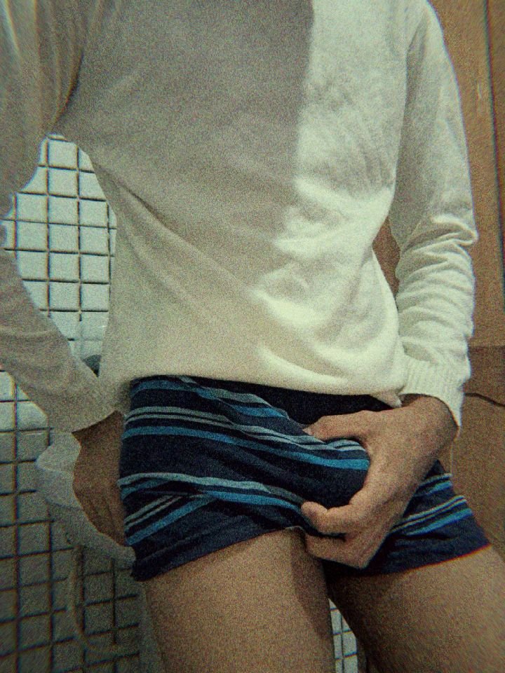 ceerwja's tweet photo. O tesão da madrugada é o mais perigoso 🔥🍌
#novinhodopirocão 
#brotheragemheteroㅤㅤ
#BROTHERAGEMㅤ 
#novinho
#femboy https://t.co/MlcU2Yenzy