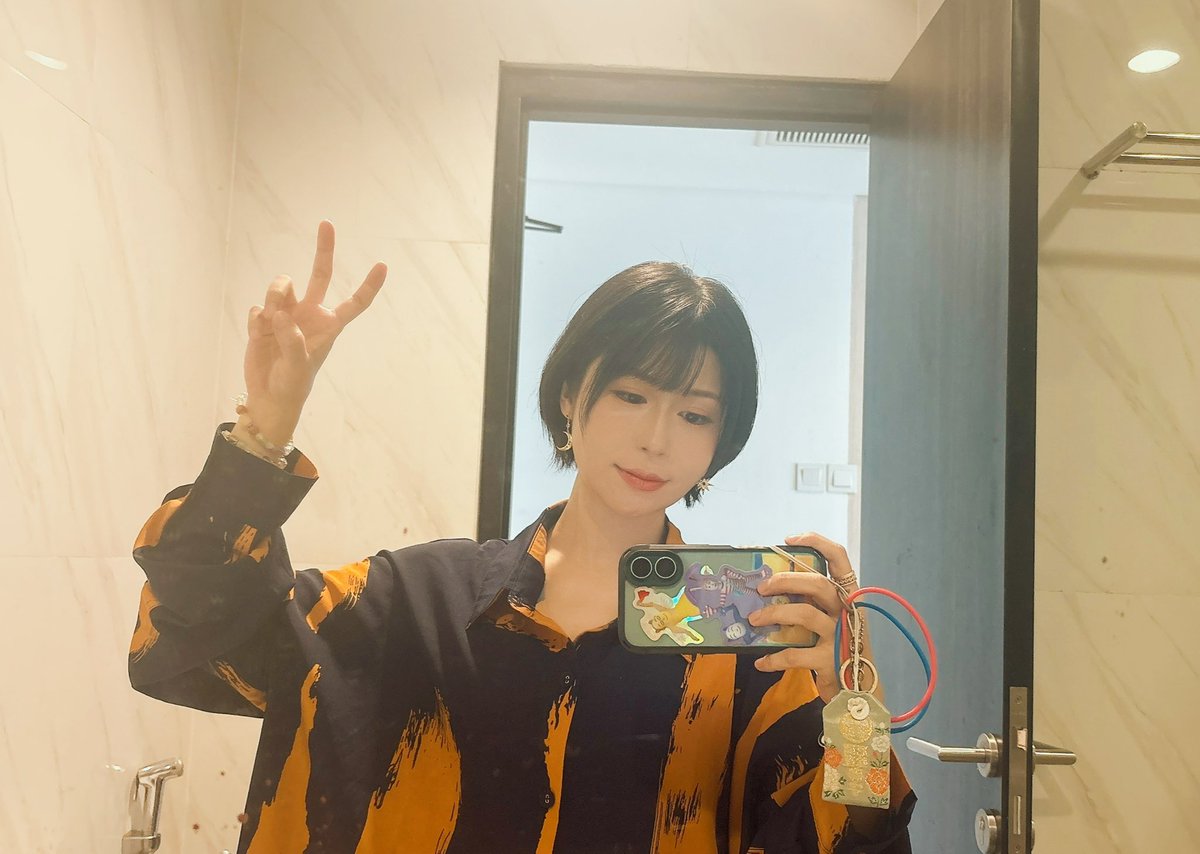 chi3ika21's tweet photo. 準備万端！！
※近くで見るとばちばちメイク濃い

衣装はこれじゃないけど！
行ってきまっしゅ❤️‍🔥❤️‍🔥❤️‍🔥

#サイカネシア
#エンタメは心の太陽 https://t.co/E8EskUJpEG
