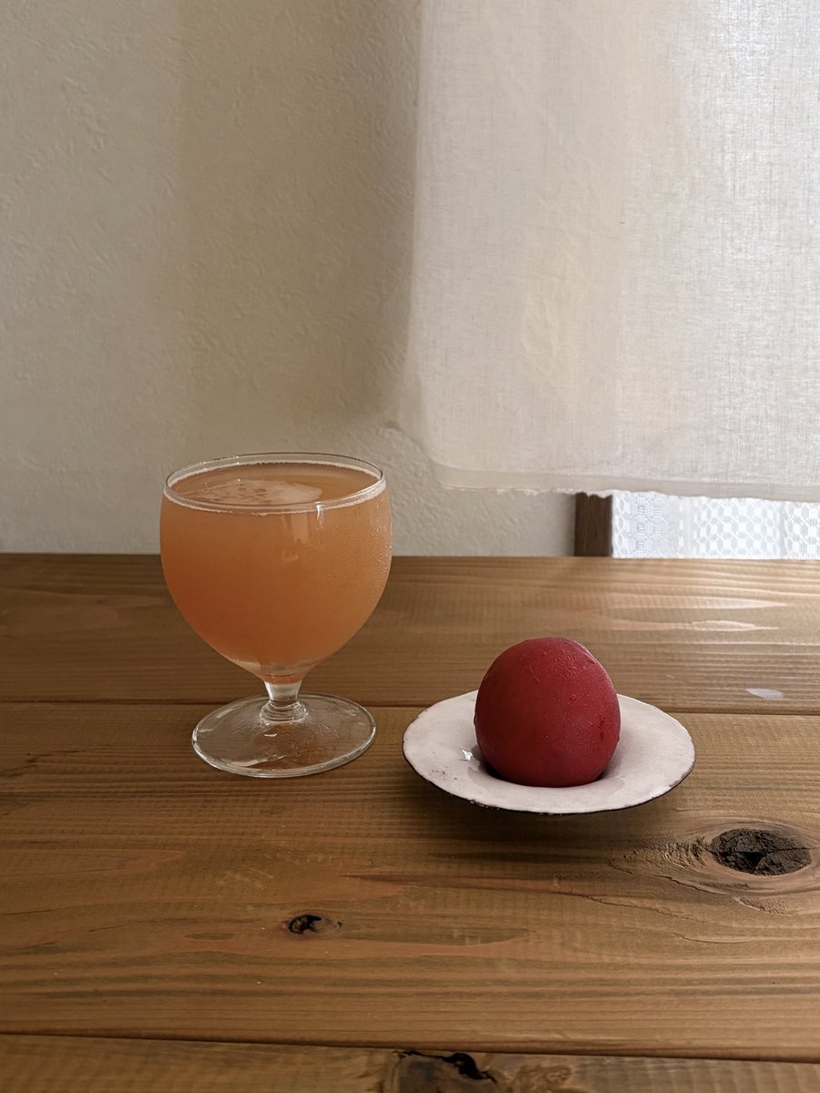 nhr5010's tweet photo. 水分補給のコーナー
岡山白桃ジュースとプラム https://t.co/wPzOePaqtG